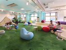 Relux Room/リラックスルーム:たくさんのYogiboや漫画コーナーが、滞在中の癒しの場として人気。
