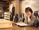 Lobby/ロビー:自由に使える多目的デスクもあるので、読書やお仕事にもご利用ください。