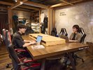 Lobby/ロビー:自由に使える多目的デスクもあるので、読書やお仕事にもご利用ください。