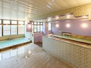 Hot Springs/温泉:女性の湯…ぬるめの湯、熱めの湯の2種類の温度の湯舟をお楽しみください。