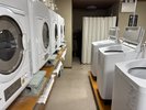 Laundry Room/ランドリールーム:地下1階に設置。洗濯機と乾燥機はそれぞれ300円ずつ。洗剤は50円で販売。