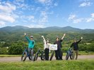 Fat Bike/ファットバイク:コースのフォトスポットで安達太良山をバックに「はいっチーズ♪」