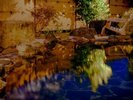 湯舟に映る桜がまた美しい・・・。夜の露天風呂は最高です。
