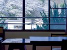 間近に迫る桜を見ながら、朝食を召し上がっていただけます。