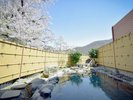 ゆったりと花を眺めながら浸かる風呂。時間を忘れます。