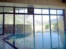 開放的な大浴場(男性)。熱めのお湯でお楽しみください。