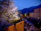 男性露天風呂は桜をライトアップ。美しい夜景に癒されて下さい。