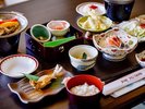 夕食一例:手間暇かけたお食事が並びます。
