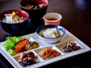 朝食バイキングの和食一例:健康的な懐かしい田舎料理をどうぞ。