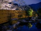 夜桜の美しい当館の露天風呂(男性):ゆったりとからだを休めて下さい。