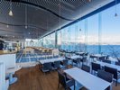 【ブッフェレストラン】広々としたブッフェ会場にはシェフ自慢の料理が並び、実演も豊富
