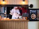 【ブッフェレストラン】キッチンカーではできたてピザをご提供。調理人が一枚一枚丁寧に仕上げます