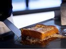 スタンドキッチンでは目の前でフレンチトーストを仕上げます