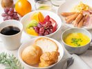 果物、スープ、焼きたてパン。自分好みの朝を、何度でも。