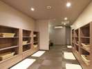 男女別大浴場脱衣所 15:00〜26:00/5:00〜10:00