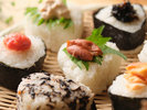 【粋夜:夜食サービス】毎日18時30分〜20時30分:鶏十目おにぎり(おにぎりの内容は随時変更しております)