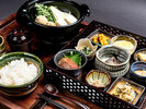 九種類の小鉢、干物と焼き魚、鴨鍋の贅沢な朝食