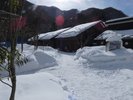 冬期 コテージまでの通路(雪の量多い季節)