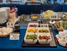 バイキング形式の健康朝食 生卵や色々な種類の漬物もありご飯もすすみます。