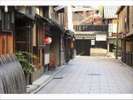 ルーマプラザの裏の道京都祇園の中心にルーマプラザはあります。