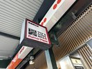 エントランス前 祗園商店街の看板