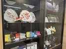 6Fサウナのロッカールーム入り口付近の店舗グッズ