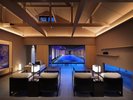 ロビー前には水盤が、夜にはキラキラライトが光ります