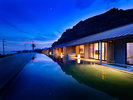 ・夕闇に浮かぶ、幻想的な鴨川温泉 璃庵
