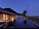 夜、水盤からの客室1