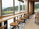 広く窓を配し明るいレストラン。目の前に里山の景色が広がります
