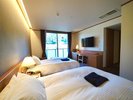 客室はシックな茶系。奈良産の家具などが配置され落ち着く空間 30�u