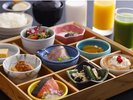 ご朝食県内の旬野菜を使った色とりどりの和朝食をご用意しております。