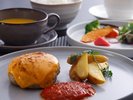 ランチ:ヤマトポークと黒毛和牛の自家製手ごねハンバーグ【チェダーチーズ&トマトソース】