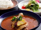 ランチ:チキンレッグと5種類の奈良野菜のトマト風味のスープカレー】