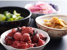 朝食 旬のお漬物や県内産のこだわりの梅干し