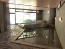 大きな窓から広がる美しい景色を楽しむ内湯。自然と調和する贅沢なくつろぎのひとときをご体験ください。