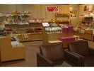 長野の特産品や冷凍馬刺しなど、豊富なお土産が揃う売店。地元の味覚をお楽しみいただけます。