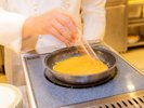 朝食バイキング。ライブキッチンでシェフが目の前で調理する、できたてふわとろオムレツ。