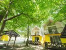 黄色の建物が目印。明るい原生林の中にあり、ジャイロライドやサウナ&露天風呂、BBQ等が楽しめます!