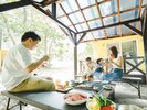 屋根付きプライベートBBQスペースが各棟にあります