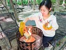 併設カフェでの火付け体験の様子