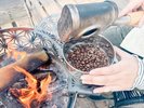 併設カフェのたき火焙煎コーヒー体験