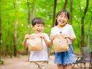 併設カフェのポップコーンに味付けする様子