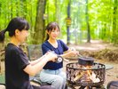 併設カフェで火付け体験を楽しむ様子