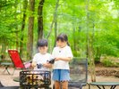 併設カフェで火付け体験を楽しむ様子