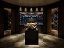 Bar 4563は大人の隠れ家の様な雰囲気。V4エンジンがお出迎え。
