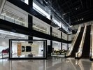 館内へ入ると左手に富士モータースポーツミュージアム。フロントへはエスカレーターをおあがりください。