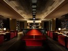 Bar 4563は大人の隠れ家の様な雰囲気。大きな赤いセンターテーブルが目を引く。