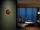 落ち着いた色調と遊び心あるデザインの客室