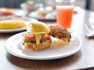 ご朝食 和洋選べるメインのお料理BLTエッグシューベネディクト